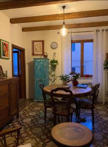 comedor con mesa, sillas y ventana en Casa Bella 'Mbriana, en Rio Marina