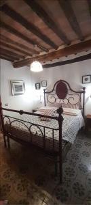 1 dormitorio con 1 cama grande en una habitación en Casa Bella 'Mbriana, en Rio Marina
