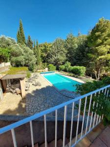 - une piscine dans une cour à côté d'une clôture dans l'établissement Le Castellet Gem, au Castellet