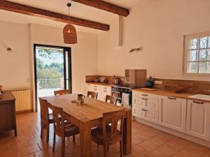 une grande cuisine avec une table et des chaises en bois dans l'établissement Le Castellet Gem, au Castellet