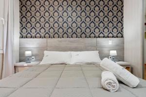 - une chambre avec un grand lit et 2 tables de chevet dans l'établissement Flores da Montanha Centro by Achei Gramado, à Gramado