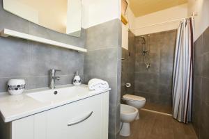 ein Bad mit einem Waschbecken und einem WC in der Unterkunft La casa di Marilù in Marsala