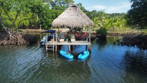 uma doca com uma mesa e barcos azuis na água em Big Bay Bocas - Casita Margarita 