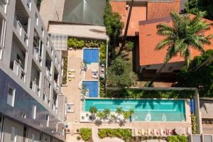 - une vue sur la piscine située à côté d'un bâtiment dans l'établissement Lindos Flats no Setor Bueno TXP02, à Goiânia