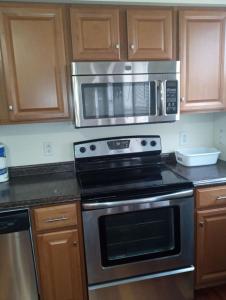 Cuisine ou kitchenette dans l'établissement 1 bedroom with free parking