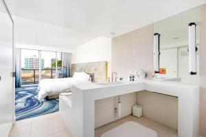 Postel nebo postele na pokoji v ubytování 2BR W Residence, FLL Beach, Oceanside, pools, hot tub, bar credit + 26 fotografií