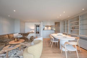 cocina y sala de estar con mesa y sillas en 3e verdiep Appartement op zeedijk in Knokke voor 7 personen, en Knokke-Heist