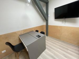 a meeting room with a table and a tv on the wall at Milo Mi - 2 Bedroom Apartment in the Old Town in Poznań