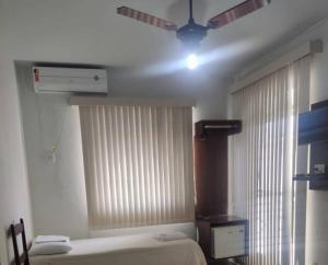 Schlafzimmer mit einem Bett und einem Deckenventilator in der Unterkunft Solar Hotel in São Fidélis
