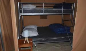 Ein Etagenbett oder Etagenbetten in einem Zimmer der Unterkunft Bungalow 3 étoiles - Piscine - eebbcb
