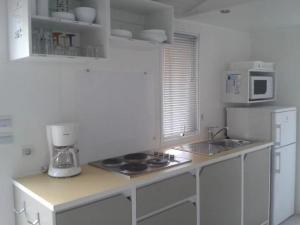 歐坦的住宿－Mobilhome 3 étoiles - eeiih0，厨房配有白色橱柜和台面