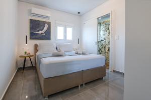 Un dormitorio con una cama grande y una ventana en Two Bedroom Sea View Apartment in Glyfada Beach, en Atenas