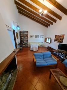 uma sala de estar com uma mesa e um sofá azul em El Cabezo de la Torre em Cieza