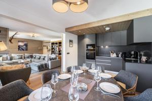 a dining room and living room with a table and chairs at Résidence Parc Alpin - 4 Pièces pour 6 Personnes 374 in Les Allues