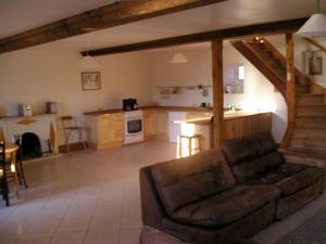 uma sala de estar com um sofá e uma cozinha em Maison de 3 chambres avec wifi a Fontenay sur Mer em Fontenay-sur-Mer