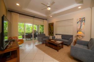 Ruang duduk di Los Suenos Resort Colina 8F - 2 bdr by Stay in CR