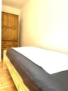 una camera con letto e struttura in legno di Ferienwohnung Dornfelder a Kitzingen