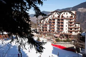 a large hotel on a ski slope in the snow at Résidence Christiana - 4 Pièces pour 5 Personnes 464 in La Tania