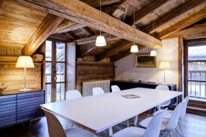 a conference room with a white table and chairs at Résidence Maison Du Praz - Maisons & Villas pour 8 Personnes 494 in Courchevel