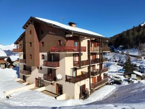 Plagne 1800にあるAppartement rez de jardin et garage privéの雪の建物