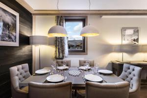 a dining room with a table and chairs at Résidence Carre Blanc - 3 Pièces pour 6 Personnes 384 in Courchevel