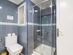 La salle de bains est pourvue de toilettes et d'une douche en verre. dans l'établissement Casita Canaria First Line Terrace y Seaside View, à Las Palmas de Gran Canaria