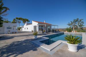 トレントにあるLa Villa de Luzのプールと家のあるヴィラ