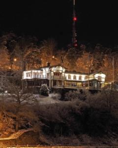 Una casa grande se ilumina por la noche en Albert Kök Hotell & Konferens en Trollhättan