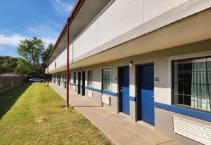 un edificio con puertas azules en un lateral en Motel 6 Oklahoma City OK Frontier City, en Edmond