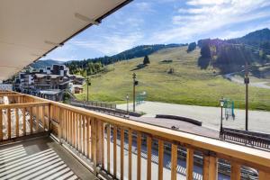 a balcony with a view of a mountain at Résidence Lou Rei - 3 Pièces pour 6 Personnes 434 in Courchevel