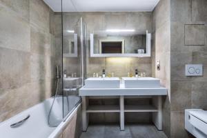 a bathroom with two sinks and a shower at Résidence Carre Blanc - 3 Pièces pour 6 Personnes 474 in Courchevel