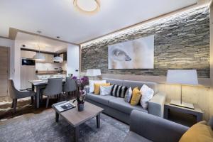 sala de estar con sofá y mesa en Résidence Carre Blanc - 3 Pièces pour 6 Personnes 474, en Courchevel