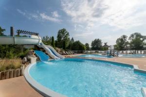 Canet-de-Salars的住宿－Mobilhome 4 étoiles - Parc aquatique - eeeah0，度假村游泳池的水滑梯