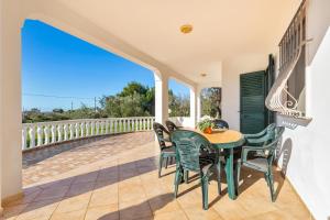 een patio met een tafel en stoelen op een balkon bij Salentoandmore -Villetta Jole in Morciano di Leuca