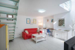 uma sala de estar com um sofá vermelho e uma mesa em [Amalfi Coast]Elegant house in Penisola Sorrentina em Vico Equense