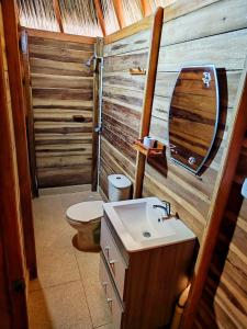 ein Bad mit einem WC und einem Waschbecken in der Unterkunft Villa Esperanza in Palomino