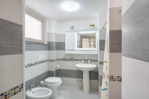 uma casa de banho com um WC e um lavatório em [Amalfi Coast]Elegant house in Penisola Sorrentina em Vico Equense