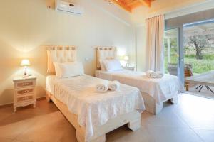 Llit o llits en una habitació de Villa Theoni