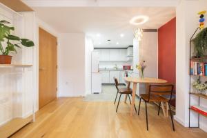 cocina y comedor con mesa y sillas en Pass the Keys Modern Garden Flat - Steps from HI Upper Street en Londres