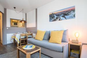 - un salon avec un canapé et une table dans l'établissement Résidence Chamois Blanc - 2 Pièces pour 4 Personnes 694, à Chamonix-Mont-Blanc