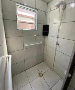 bagno con doccia e porta in vetro di Casa Aventura a Passo de Torres
