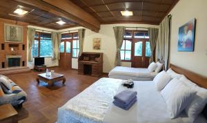 een woonkamer met een groot bed en een bank bij Umah Tyang Pancasari in Bedugul