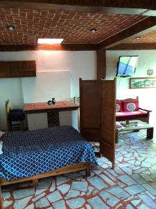 1 dormitorio con cama y mesa de madera en Luna en Taxco de Alarcón