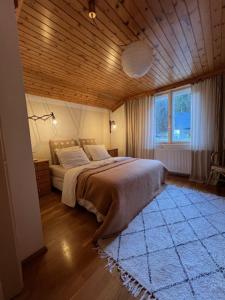 a bedroom with a bed and a wooden ceiling at Charmant vakantiehuis in Unterkolbnitz