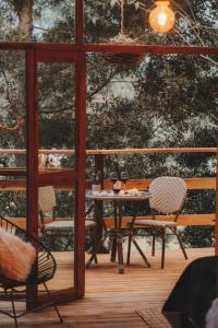 eine Terrasse mit einem Tisch und Stühlen auf einer Terrasse in der Unterkunft Hostal San Nicolás in Ubaté