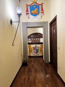 un pasillo con un cartel en la pared junto a una puerta en Luxury Corte dei Nobili, en Lucca