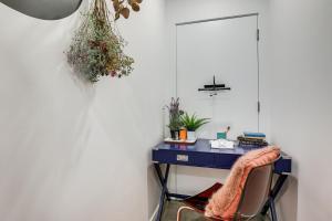 薩克拉門托的住宿－Pet-Friendly Sacramento Studio Rental，一张蓝色的桌子,位于带椅子的房间里