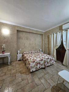 um quarto com uma cama e piso em azulejo em Agriturismo Il Raggio di sole di Orpello em Camerino