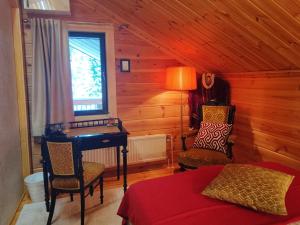 a bedroom with a bed and a desk and a window at Kolin Runo in Yläkoli