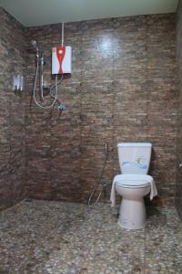 y baño con aseo y ducha. en Samui Poshtel, en Chaweng